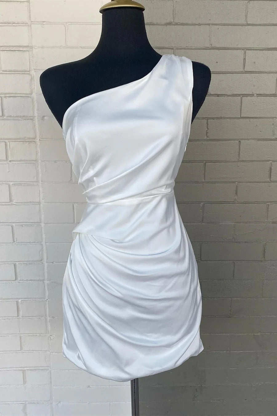 Vestido de fiesta corto fruncido con un solo hombro